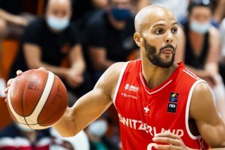 Jonathan Kazadi et la Suisse sont en finale du Mondial de 3x3 KEYSTONE/JEAN-CHRISTOPHE BOTT